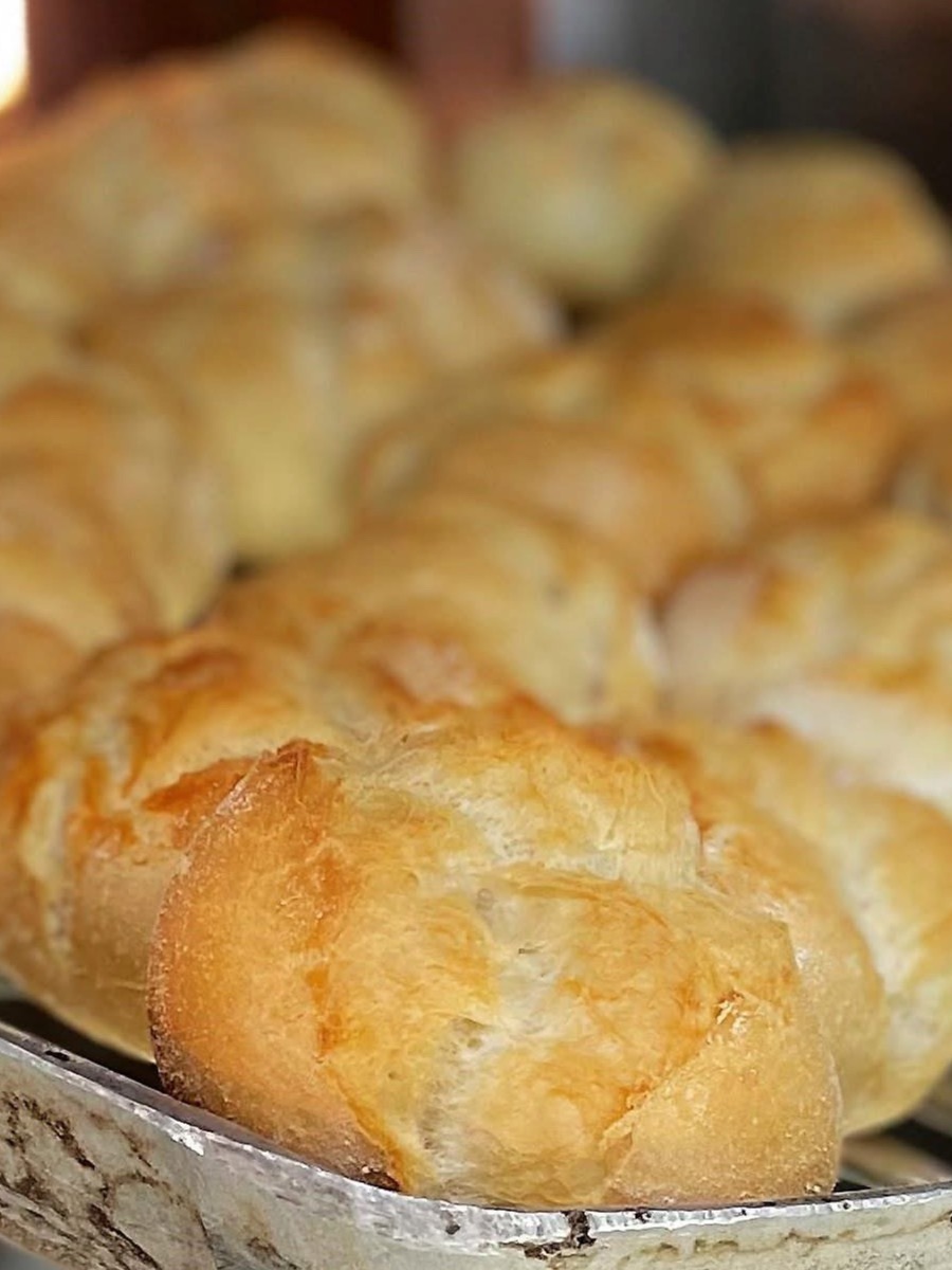 Pão fresco artesanal acabado de cozer